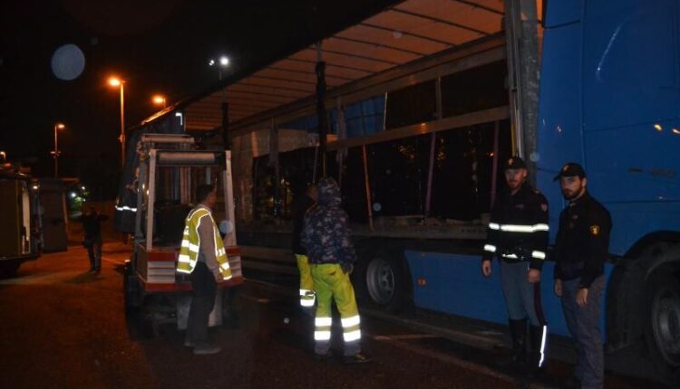 Roma: La Polizia di Stato ha sequestrato 3600 kg di artifizi pirotecnici, denunciando in stato di libertà per il trasporto del materiale esplodente il conducente dell'autoarticolato
