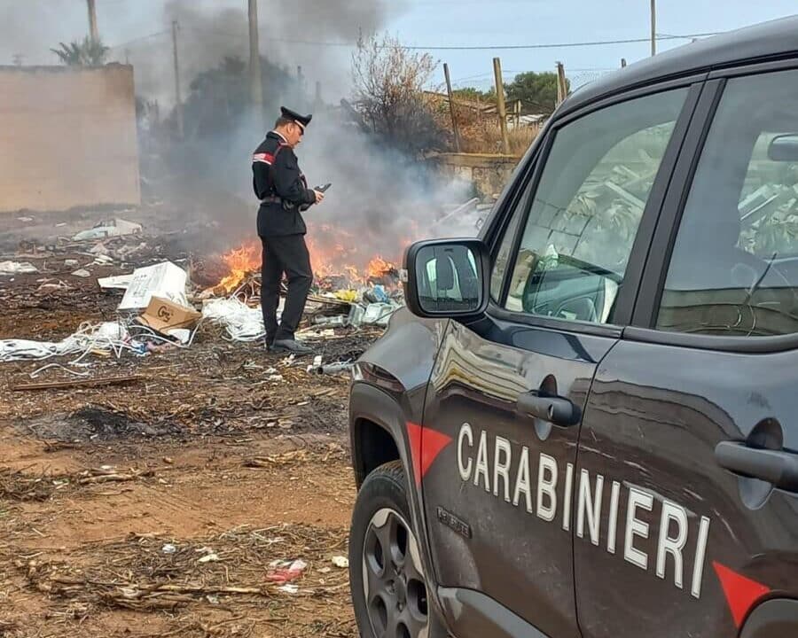 Vittoria (Ragusa) : sorpreso un imprenditore agricolo mentre incendiava i rifiuti, l’area di 1600 mq è stata sequestrata.