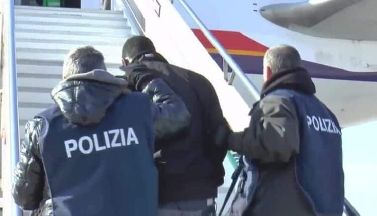 Udine: personale della Polizia di Stato ha dato esecuzione ad un Accompagnamento alla frontiera e ad un Accompagnamento presso il Centro di Permanenza e Rimpatrio di Gradisca d’Isonzo