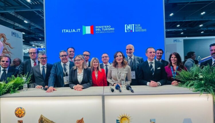 La Liguria torna al World Travel Market di Londra, presidente Toti allo stand della regione: "offerta unica del nostro territorio per competere con tutte le mete internazionali".