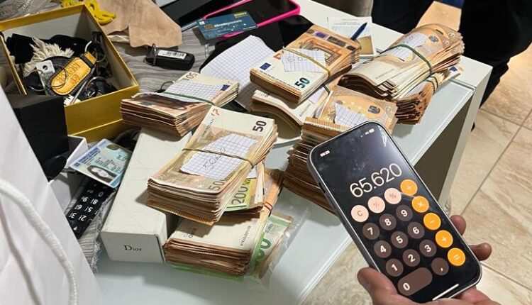 Truffa ed estorsione a danni di anziani: trovati 65.000 euro in contanti, arrestati gli 11 criminali napoletani.