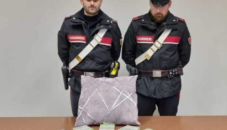 Bologna: due persone arrestate nella notte dai carabinieri avendo in macchina con più di 1kg di droga e 2500 euro in contanti.