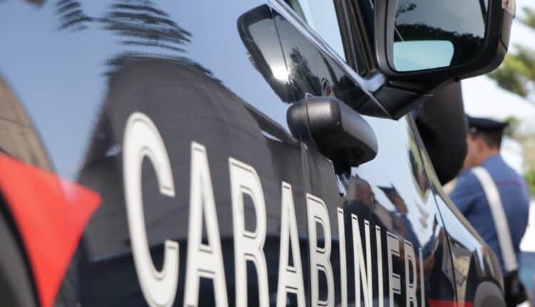 43enne insegue e tenta di speronare la coniuge in fase di separazione.