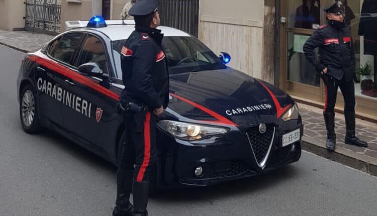 Mantova: 30enne lombardo minaccia con un coltello il proprietario del negozio per un capo di abbigliamento di lusso, effettuato l’arresto.