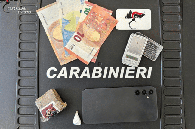 Cecina (Livorno): denunciati due giovani, un 22enne per detenzione ai fini di spaccio di sostanze stupefacenti ed un 19enne per furto con strappo.