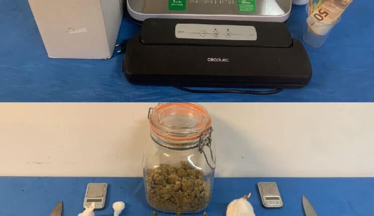 Sorpresi in appartamento 7 uomini in possesso di circa 240 grammi di droga e di una pistola, gli uomini napoletani sono stati arrestati e altri due denunciati.