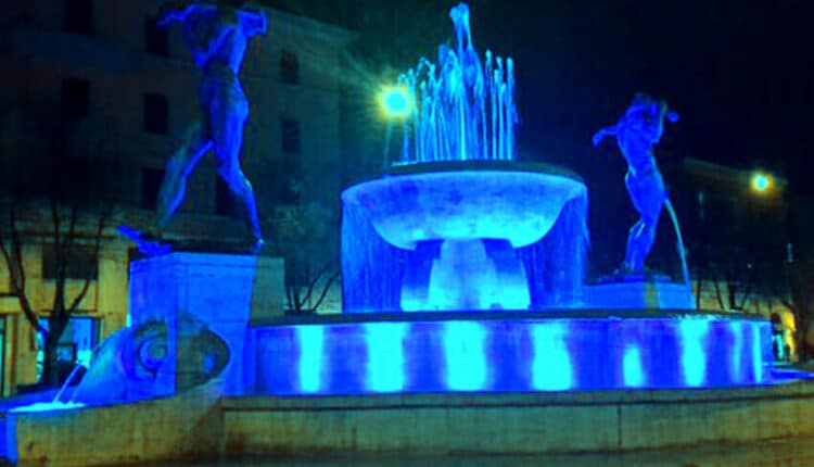 A Modena la fontana s'llumina di blu per i tumori maschili