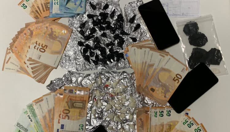 Castelli Romani(Roma): nuova "stretta" contro i reati legati alla droga da parte della Polizia di Stato, 4 uomini arrestati, tra cui un'intera famiglia, per detenzione ai fini di spaccio di sostanze stupefacenti. Sequestrato quasi 1 kg di droga e più di 5000 euro.