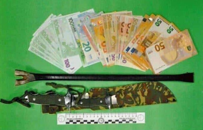 Avevano all’interno dell’auto un piede di porco di 50 cm, due coltelli e 2000 euro in contanti: intercettati i due soggetti.