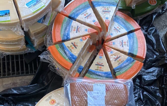 Bolzano: ruba merce al supermercato e la vende in una pizzeria, arrestato il “venditore” di un’ingente quantità di olio, vini e formaggi e denunciato l’acquirente, titolare di una pizzeria.