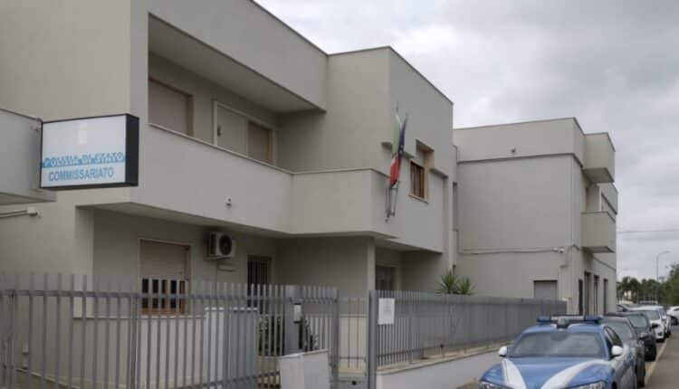 Lecce: due giovani gambiani, pluripregiudicati,  irregolari sul territorio inseguono e minacciano un uomo con una bottiglia di vetro per poi assalirlo con violenza.