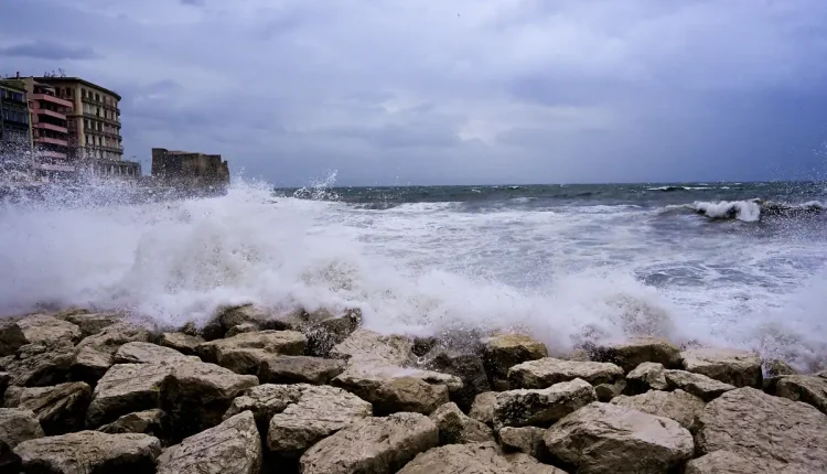 Venerdì 3 novembre chiusi i cimiteri e le scuole cittadine a Napoli.