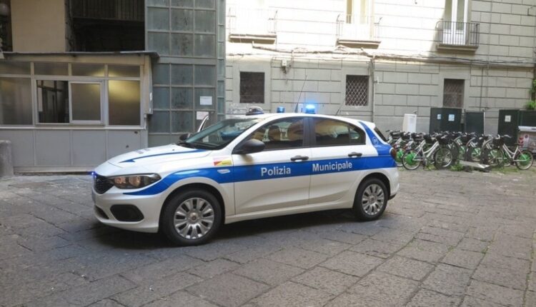 Napoli: la Polizia locale sequestra un manufatto abusivo e sigarette di contrabbando.