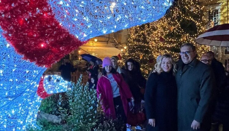 Presidente Toti a Sarzana (La Spezia) per l'accensione del tradizionale albero: "stanziati ai comuni 1,5 milioni di euro per rendere la Liguria sempre più attrattiva anche nel periodo invernale".