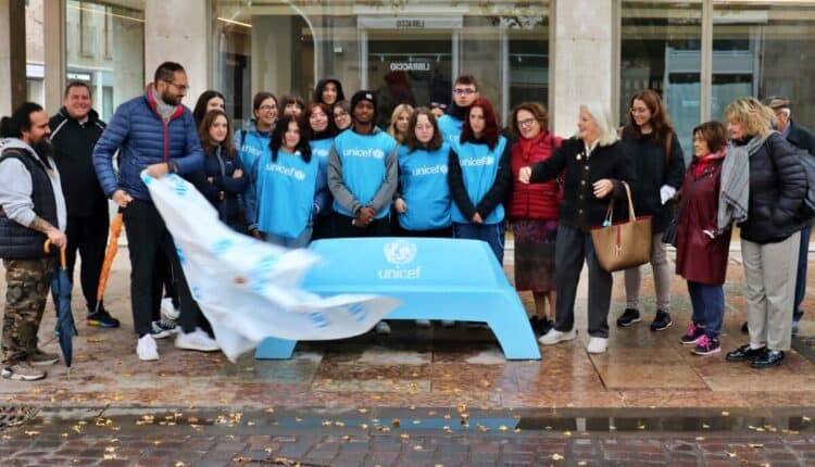 Rovigo: dipinta una panchina con i colori dell'Unicef.
