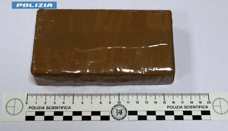 Gallipoli (Lecce): 40enne effettua manovre strane durante la guida, trovato un panetto da mezzo kilo di eroina.