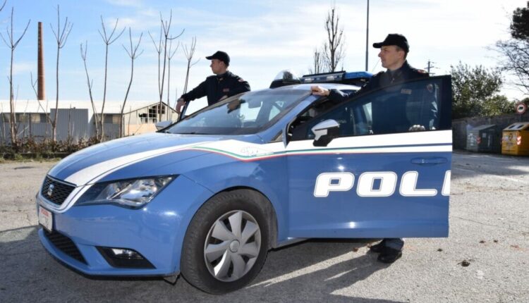 Pesaro e Urbino: 50enne in possesso di 50 grammi di cocaina sorpreso durante lo “scambio”, scattano arresto e denuncia.