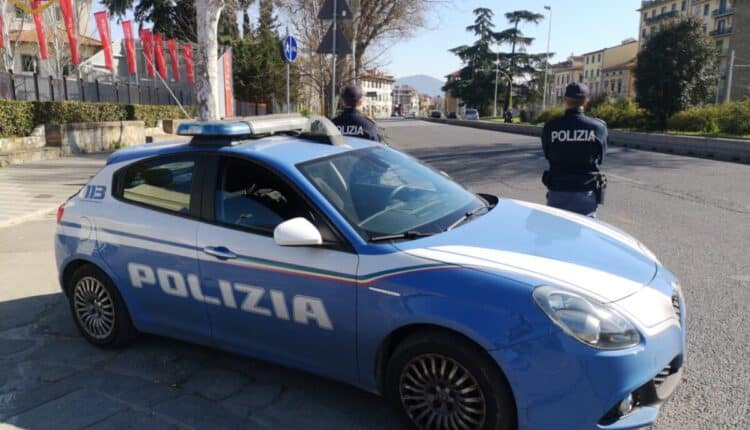 Egiziano pluripregiudicato infranta la vetrina del negozio di telefonia per rubare 22 smartphone di alta gamma, un tablet ed altri 30 cellulari, arrestato.