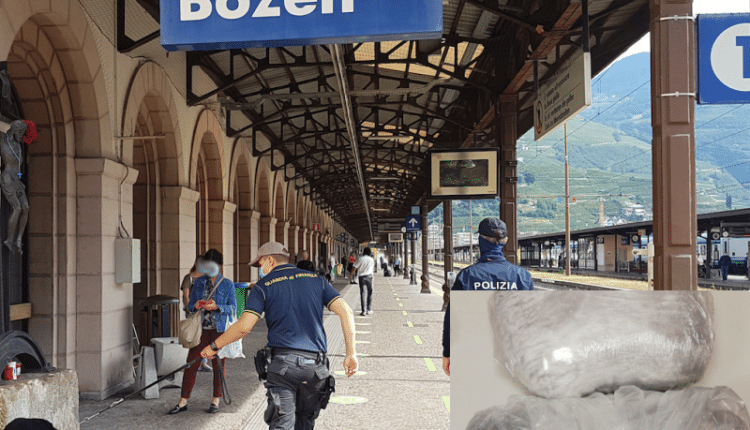 30enne pakistano pluripregiudicato strappa dalle mani il cellulare ad una viaggiatrice a bordo treno e poi scappa dalla stazione, è stato arrestato.