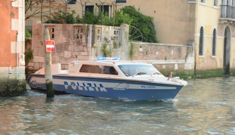 Polizia di Stato di Venezia: continuano i risultati sul fronte del controllo del territorio da parte delle volanti lagunari, arrestati due cittadini stranieri per resistenza a pubblico ufficiale e furto aggravato.