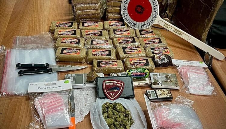 Roma: arresto per un 22enne trovato a bordo della sua autovettura con indosso sostanza stupefacente. Rinvenuti e sequestrati complessivamente 3 Kg di droga e 5 bilancini di precisione.