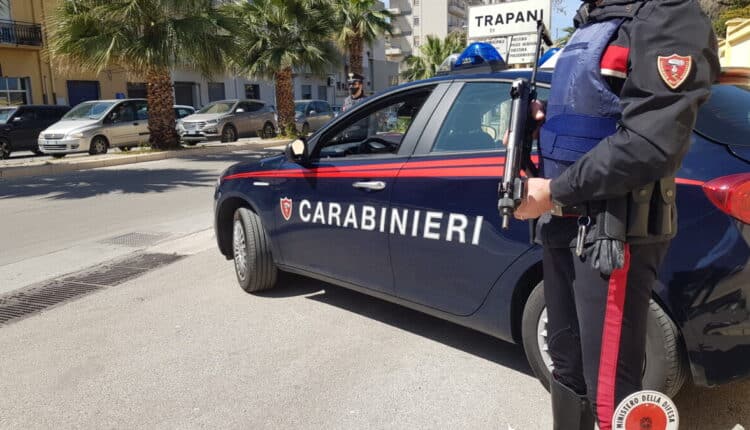 Rubano un’auto e minacciando rapinano un anziano per un valore di 300 euro, i due 25enni trapanesi vengono arrestati.