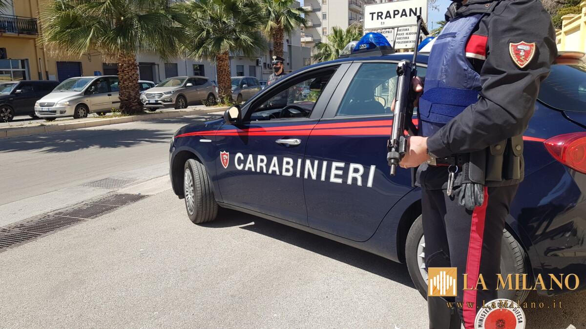 Rubano un’auto e minacciando rapinano un anziano per un valore di 300 euro, i due 25enni trapanesi vengono arrestati.