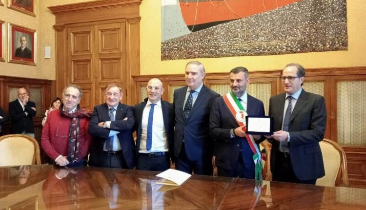 Bari, questa mattina la consegna di un riconoscimento dell’amministrazione comunale al cardiologo Luigi Di Biase