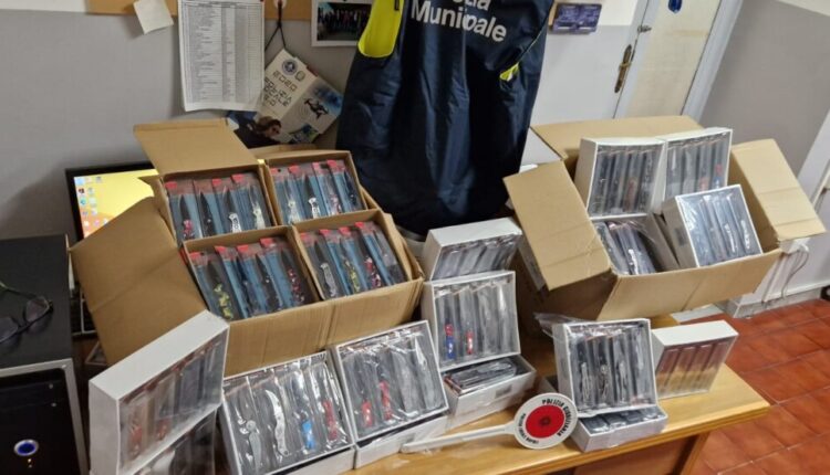 Controlli a Poggioreale e Soccavo/Pianura (Napoli) : sequestrati 600 coltelli, elevati 20 verbali, per guida senza patente, mancata copertura assicurativa e mancato utilizzo del casco protettivo.