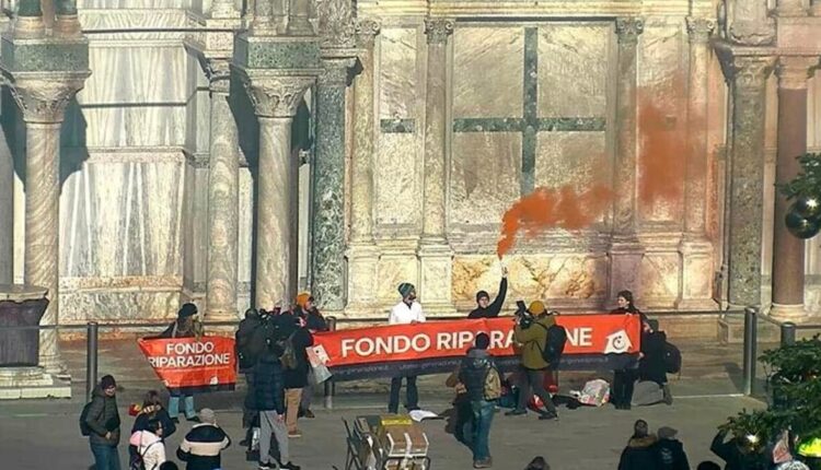 Venezia, attivisti del clima imbrattano con fango la Basilica di San Marco