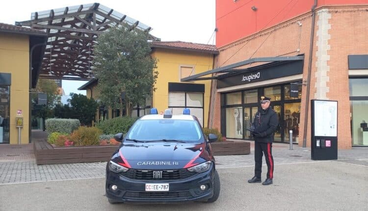 Bologna: tre magrebini rubano più di 1000 euro di merce dall’outlet di Castel Guelfo, arrestati.