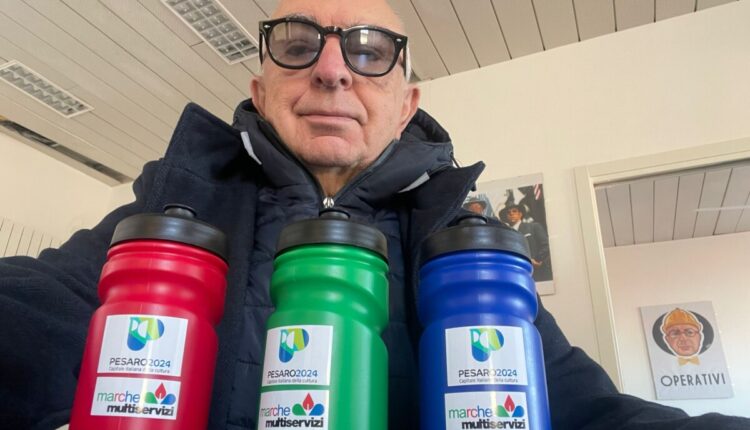 Pesaro, "Natale insieme, amico cane" dà appuntamento sotto l'albero; il Comune distribuirà 200 borracce ai presenti