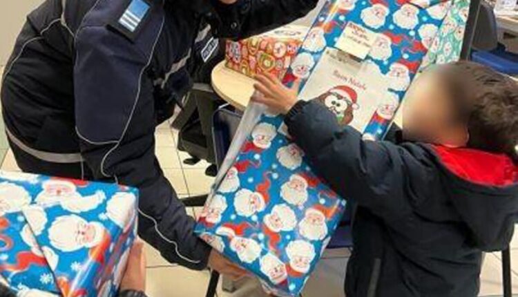 Bologna: oltre 1000 euro raccolti dalla Polizia Locale per acquistare doni per le bambine e i bambini di famiglie in difficoltà economiche.