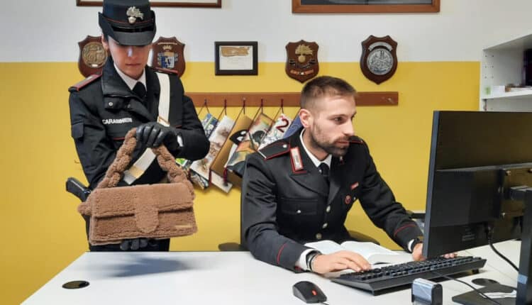 Impiegata infedele: arrestata per aver rubato borse da donna dall’interporto di Bentivoglio (Bologna).