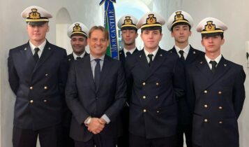 Genova, l'assessore Scajola premia allieva donna direttore di macchina al graduation day