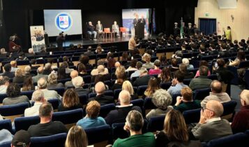 Genova, l'assessore Scajola premia allieva donna direttore di macchina al graduation day