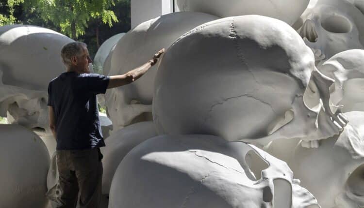 Triennale Milano, apre al pubblico la mostra Ron Mueck