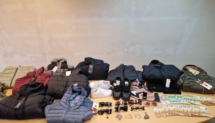 Roma: 3 sudamericani, 2 uomini ed una donna, rubano capi griffati per venderli “sotto costo” ad un loro connazionale, arrestati.