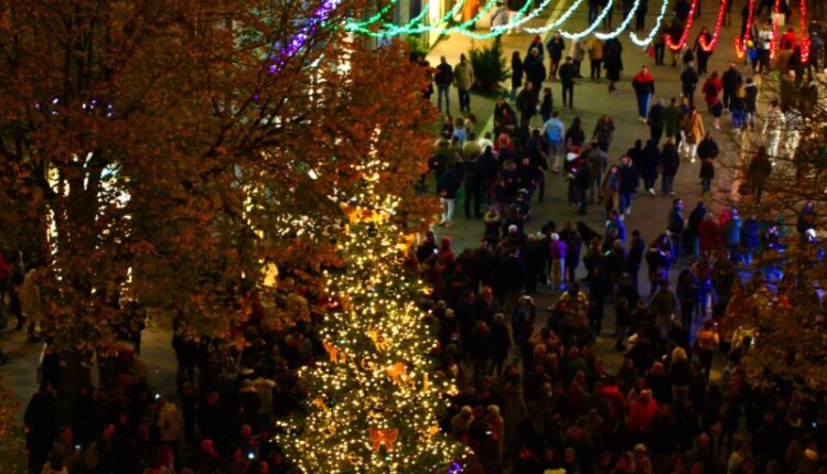 Ancona: la musica e il natale delle corali, il programma sotto il grande albero di Piazza Roma.