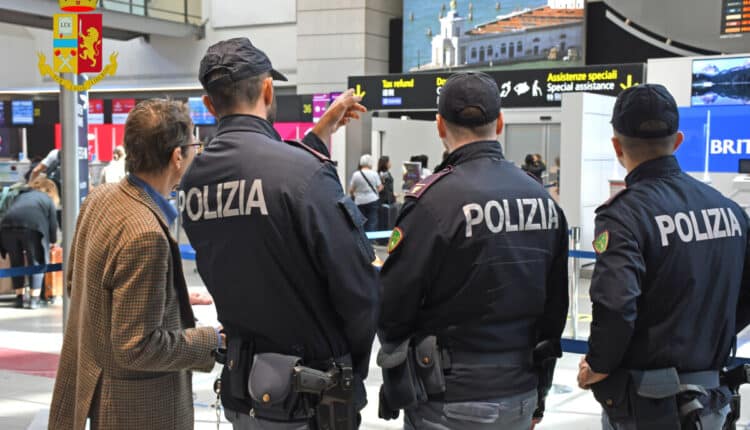 Anziano britannico viene derubato in vacanza e accusa un malore durante il volo, viene soccorso a Venezia e a seguito di una colletta riesce a tornare in patria.