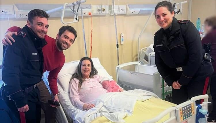 "Benvenuta Sophie!" la staffetta dei carabinieri Luca e Lucia della stazione Bologna Mazzini per aiutare una mamma a raggiungere l'ospedale e mettere al mondo la piccola Sophie.