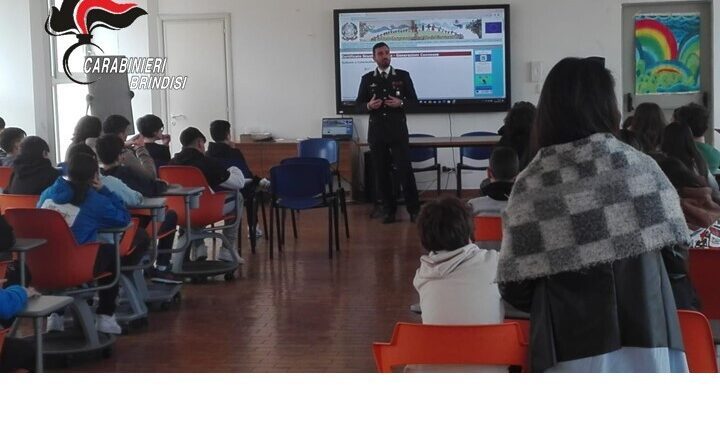 San Vito dei Normanni (Brindisi): i carabinieri incontrano gli studenti per affrontare il tema delle sostanze stupefacenti tra i giovani.