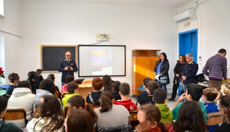 Lecce: la polizia di stato incontra i ragazzi dell’I.S. statale di Martano per la campagna di sensibilizzazione “Capodanno sicuro”.