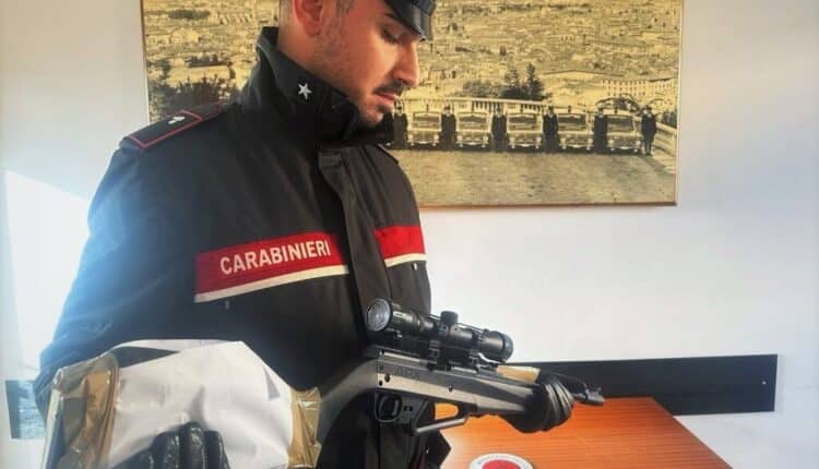 Si espone dal lucernario e spara: italiano ai domiciliari è stato denunciato dai carabinieri.
