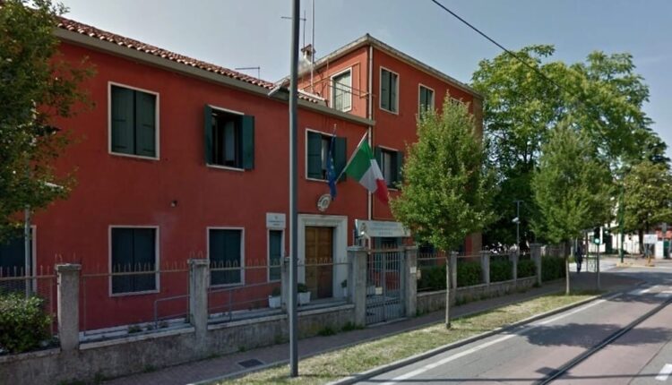 Mestre (Venezia): tre cittadine straniere rubano prodotti cosmetici e farmaceutici nascondendoli nella borsa, per un valore complessivo di 2.014 euro.