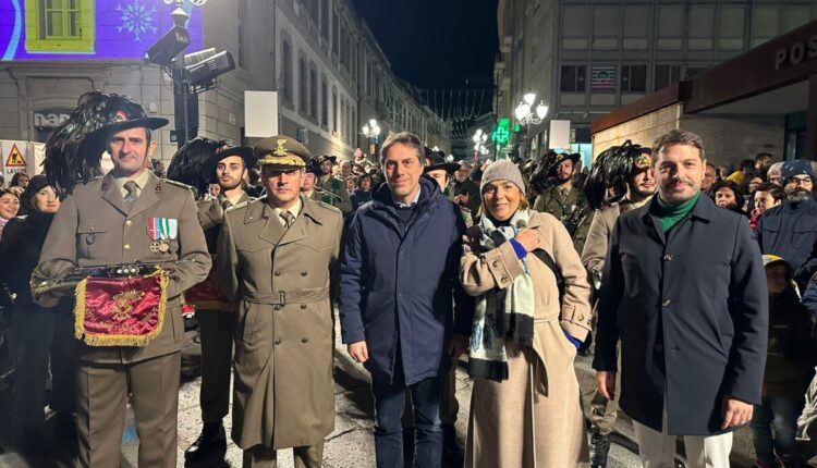 Catanzaro, tripudio di luci e suoni nel centro storico per l'avvio del cartellone natalizio