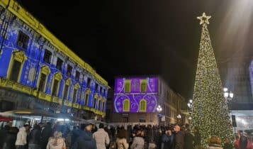 Catanzaro, tripudio di luci e suoni nel centro storico per l'avvio del cartellone natalizio