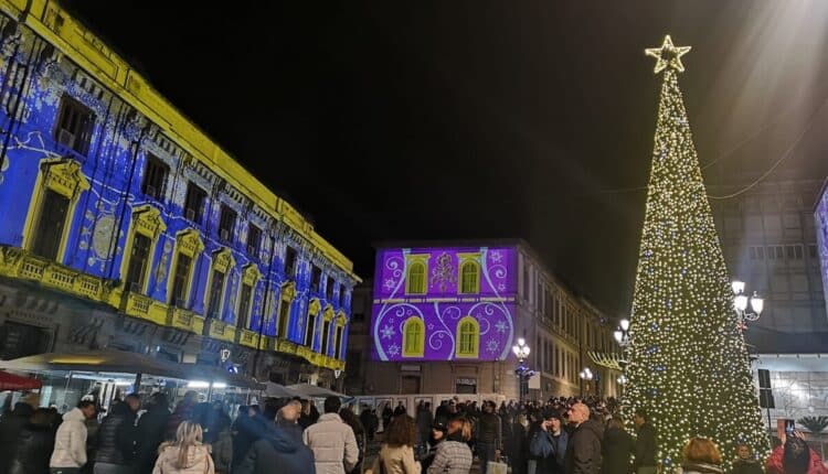 Catanzaro, tripudio di luci e suoni nel centro storico per l'avvio del cartellone natalizio