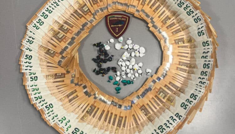 Roma: sequestrati 150 grammi di droga, 8090 euro in contanti e 6340 euro in banconote false, 5 le persone in manette.
