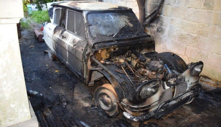 Lecce: la Polizia di Stato arresta un 33enne per aver incendiato un auto d'epoca di un anziano signore